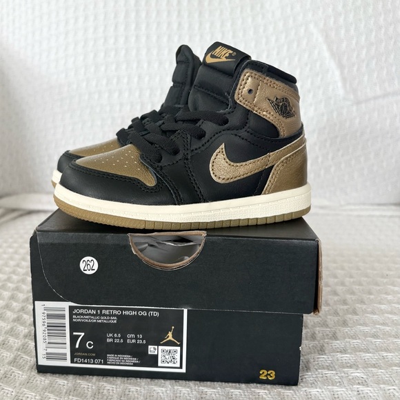 Nike Kids' Air Jordan 1 Retro High OG - Black and Gold - Picture 1 of 8